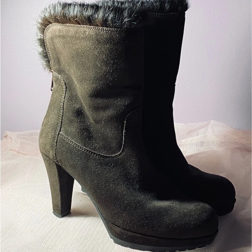 Chic Suede Heeled Boots with Fur Trim